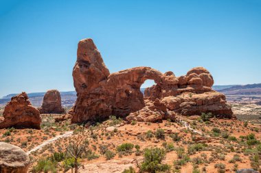 Taret Kemerli Kırmızı Kaya Kemeri Yan Kulesi, Arches National Park, Utah, ABD.