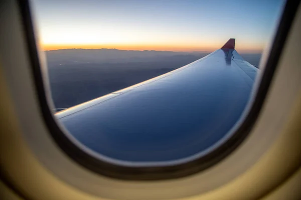 Blick Aus Dem Flugzeugfenster Bei Sonnenuntergang Urlaubskonzept — Stockfoto