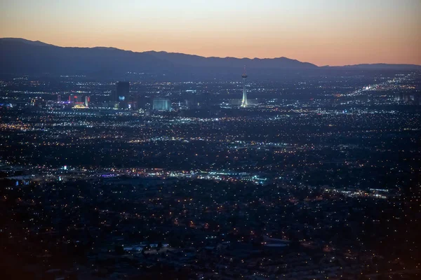 Las Vegas Valley Skyline Bij Zonsondergang Vanaf Het Vliegende Vliegtuig — Stockfoto