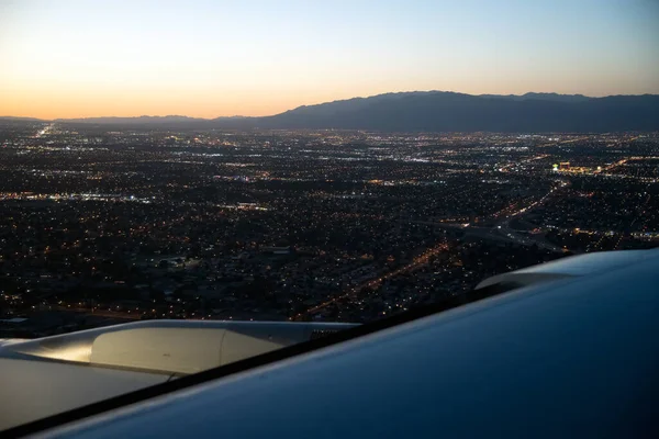 Las Vegas Valley Vid Solnedgången Från Det Flygande Flygplanet — Stockfoto