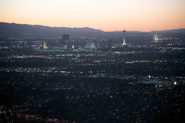 Las Vegas Valley Skyline Bij Zonsondergang Vanaf Het Vliegende Vliegtuig — Stockfoto