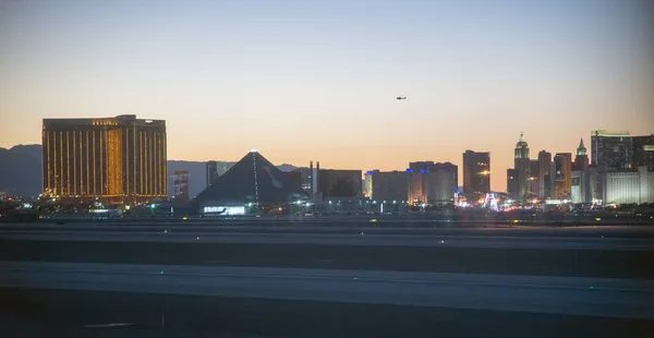 Панорама Лас Вегаса Ночью Знаменитая Полоса Видно Аэропорта — стоковое фото