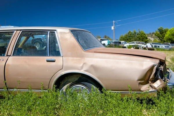 夏の砂漠の真ん中に自動車部品店 古い車 車の残骸 — ストック写真