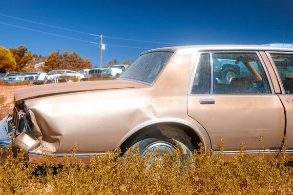 Yaz Mevsiminde Çölün Ortasında Oto Yedek Parça Mağazası Eski Otomobiller — Stok fotoğraf