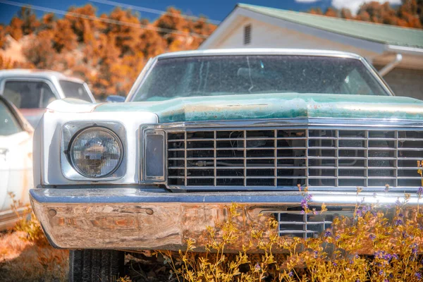 汽车配件商店位于沙漠中央的秋天季节 汽车残骸 — 图库照片