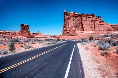 Gün batımında Arches Ulusal Parkı 'ndan geçen yol, Utah..