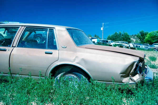 Glendale 2018年6月20日 夏の砂漠の真ん中にある自動車部品店 — ストック写真