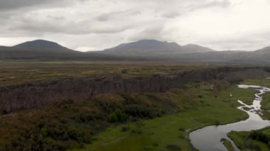 Thingvellir Ulusal Parkı, Güney İzlanda 'nın bulutlu bir yaz gününde panoramik hava manzarası