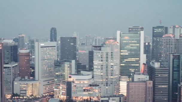 Vista panorámica del horizonte de la ciudad de Osaka desde la azotea por la noche, Japón. Movimiento lento — Vídeo de stock
