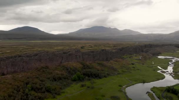 Πανοραμική εναέρια άποψη του Εθνικού Πάρκου Thingvellir, Νότια Ισλανδία σε μια συννεφιασμένη καλοκαιρινή μέρα — Αρχείο Βίντεο