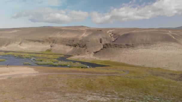 Paisagem incrível de Landmannalaugar magníficas terras altas e rio na temporada de verão, vista aérea de drone, Islândia — Vídeo de Stock