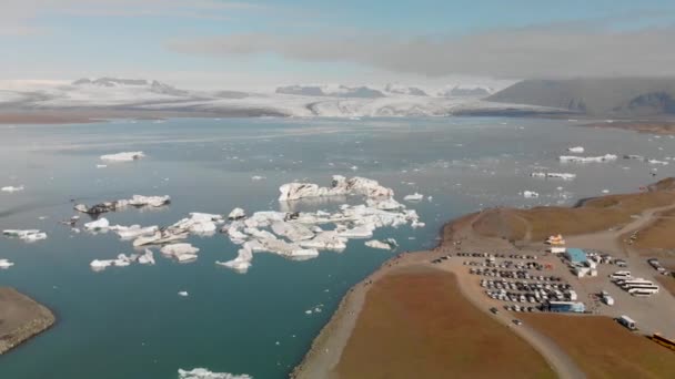 Lago glacial Jokullsarlon en el suroeste de Islandia. Vista aérea panorámica de los icebergs — Vídeo de stock