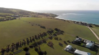 Güney Avustralya 'da güneşli bir günde Kanguru Adası' ndaki Emu Körfezi 'nin panoramik hava manzarası
