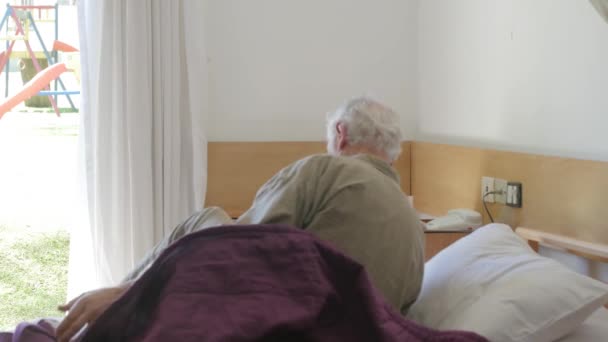 Movimento lento do homem aposentado se levantando de manhã — Vídeo de Stock