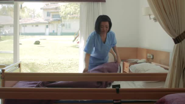 看護師の遅い動きは、病院のベッドを掃除します。リハビリテーションと退職の概念 — ストック動画