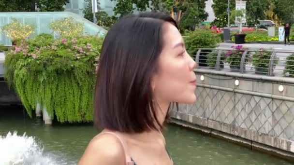 두 명의 아시아인 여성 친구들이 야외에서 이야기하고 웃는다. 우정과 축일 개념 — 비디오