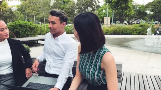 Asiático pessoas de negócios reunião ao ar livre, falando e segurando laptop, apertando as mãos — Vídeo de Stock