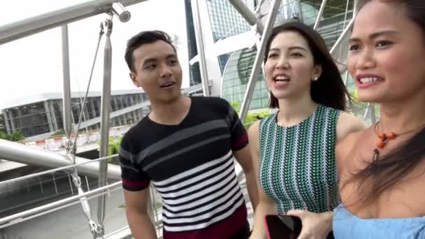 Asiático amigos ao ar livre visitando cidade e falando — Vídeo de Stock