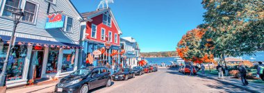 BARBOR, ME - 14 Ekim 2015: Yeşillik mevsiminde güzel bir günde Cottage Caddesi boyunca güzel binalar.