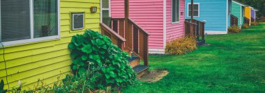 ELLSworTH, ME - 13 Ekim 2015: Acadia Twin Hills Kulübeleri, güzel renkli ahşap evler.