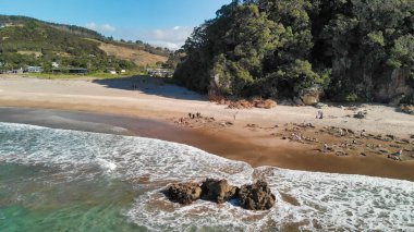 Coromandel Yarımadası, Yeni Zelanda 'nın doğu kıyısındaki Sıcak Su Beachi' si. Drone hava görüntüsü.