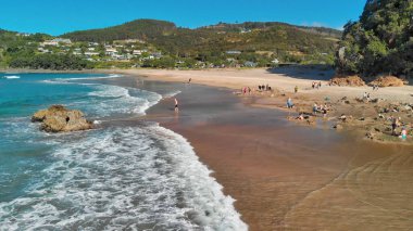 Coromandel Yarımadası, Yeni Zelanda 'nın doğu kıyısındaki Sıcak Su Beachi' si. Drone hava görüntüsü.