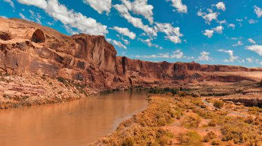 Colorado nehri ve Moab, Utah yakınlarındaki dağların havadan görüntüsü..