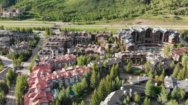 Yaz günbatımında Vail 'in panoramik hava görüntüsü, Colorado, ABD