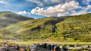 Yaz günbatımında Vail 'in panoramik hava görüntüsü, Colorado, ABD