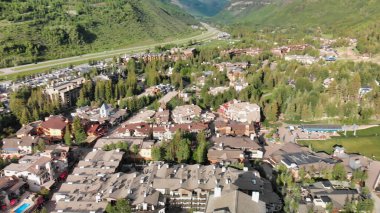 Yaz günbatımında Vail 'in panoramik hava görüntüsü, Colorado, ABD