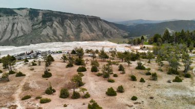 Mamut Kaplıcaları, Yellowstone Ulusal Parkı. Summser sezonunda İHA bakış açısından hava görüntüsü