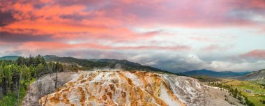 Wyoming Yellowstone Ulusal Parkı 'ndaki Mamut Kaplıcaları ve teraslarının insansız hava aracı görüntüsü.
