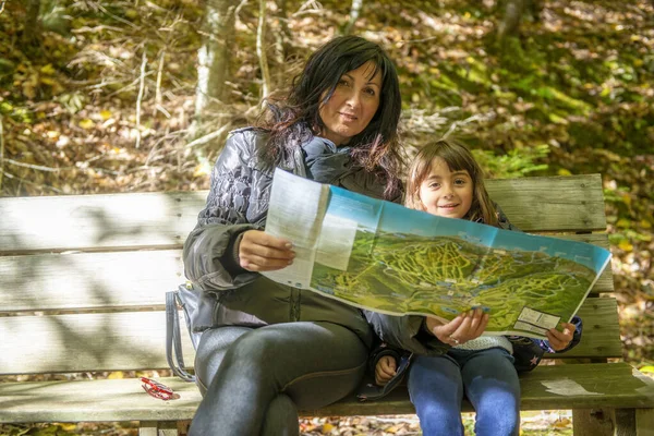 Mãe Filha Felizes Floresta Sentados Banco Olhando Para Mapa — Fotografia de Stock