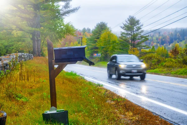 Kör Längs Bergsväg Lövverk Säsongen Regnig Dag — Stockfoto