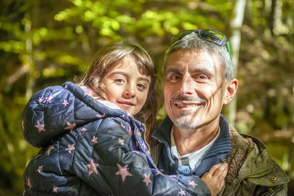 Šťastný Otec Dcera Objímající Lese Období Listí — Stock fotografie