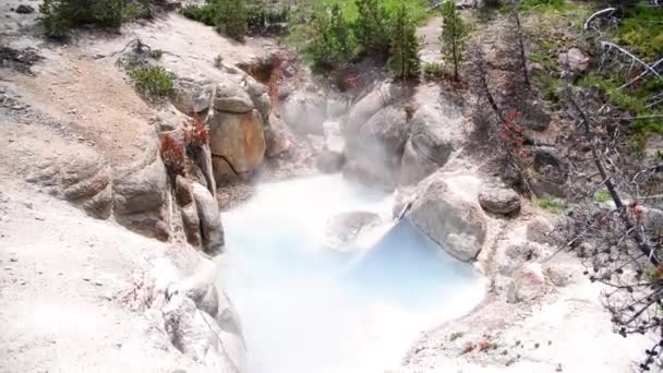 Hot blue pool v Yellowstone National Park, Wyoming, USA — Stock video