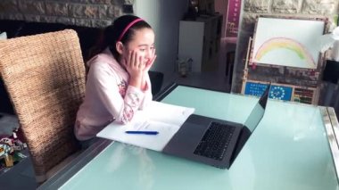 Mesafe öğrenme kavramı. Öğretmen dersini açıklarken dizüstü bilgisayarda ders takip eden kız öğrenci.