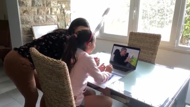 Mladá dívka doma ve vzdálenosti učení se se svou matkou — Stock video