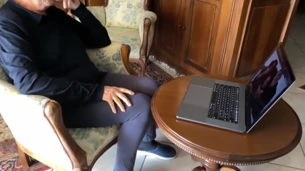 Mujer mayor en casa en un videocall con sus padres — Vídeos de Stock