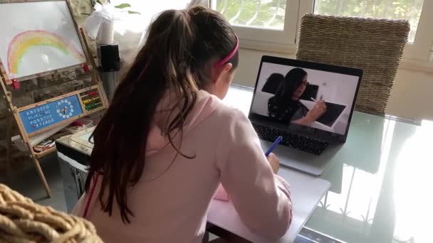 Σχέδιο εξ αποστάσεως εκπαίδευσης. Μαθήτρια που παρακολουθεί μαθήματα στο laptop με δάσκαλο που εξηγεί το μάθημα — Αρχείο Βίντεο