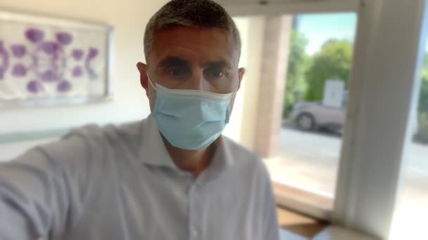 Man går in på kontoret bär mask under utbrottet av coronavirus, slow motion — Stockvideo