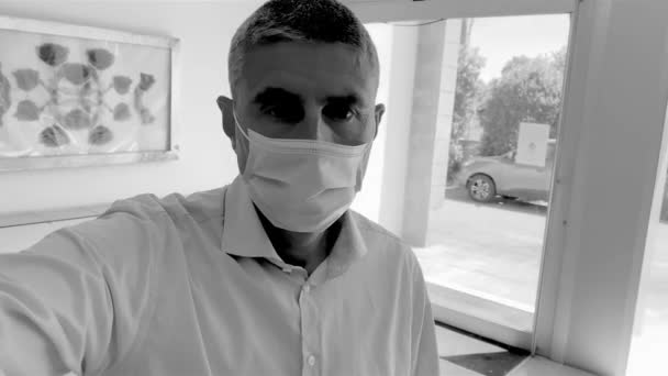 Man går in på kontoret bär mask under utbrottet av coronavirus, slow motion — Stockvideo