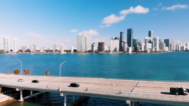 Widok z lotu ptaka na Rickenbacker Causeway w Miami, powolny ruch samochodowy. Zwolniony ruch — Wideo stockowe