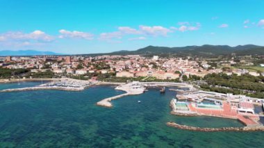 Livorno kıyı şeridinin muhteşem hava manzarası, Toskana. Yavaş çekim