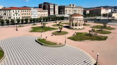 Livorno ve Mascagni Terrace 'ın muhteşem hava manzarası, ünlü Toskana kasabası. Yavaş çekim
