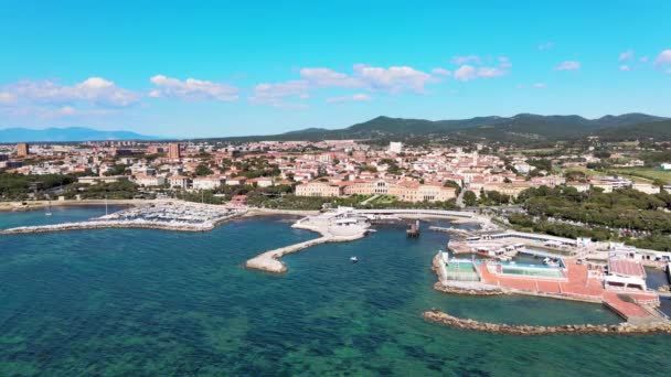 Prachtig uitzicht vanuit de lucht op de kust van Livorno, Toscane. Langzame beweging — Stockvideo