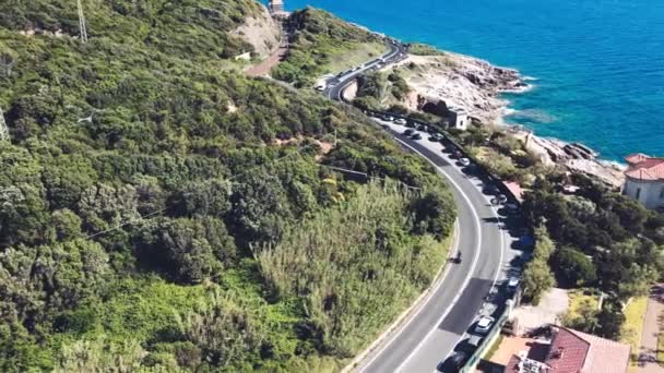 Increíble vista aérea de la costa toscana en la zona de Calafuria, Italia. Movimiento lento — Vídeo de stock