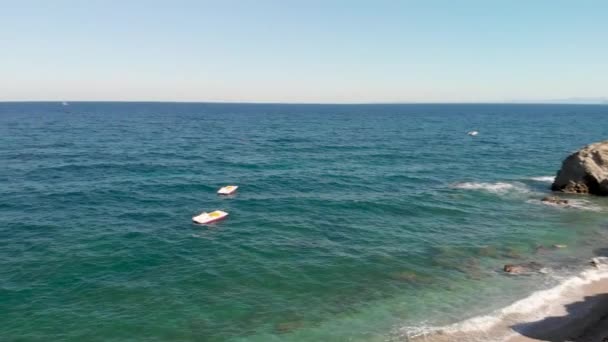 Vackra klippor på stranden, Elba Island utsikt, Italien. Långsamma rörelser — Stockvideo
