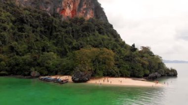 Koh Aleil ve Tayland 'ın Krabi Eyaleti çevresindeki adalar. Bulutlu bir günde hava görüntüsü
