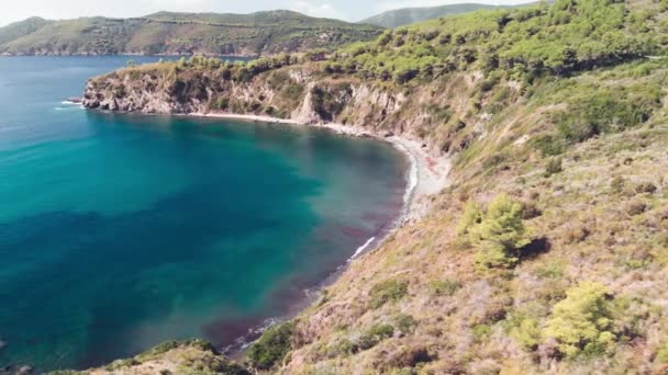Elba Adası, gün batımında, İtalya. Güzel kıyı şeridi ve tepeler manzaralı — Stok video